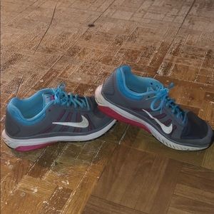 Like new women’s Nike shoes!! Size 10